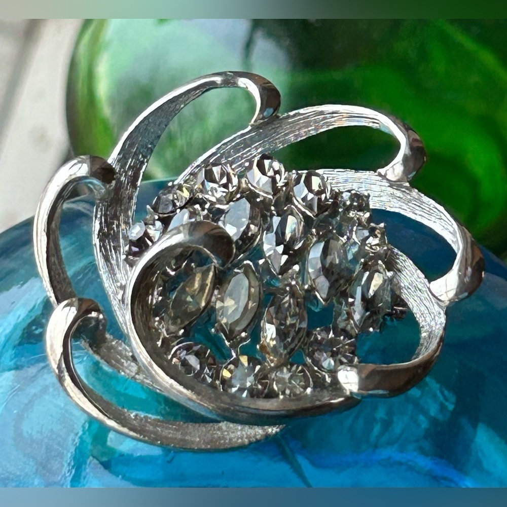 Vintage B.S.K. 1950’s Flower Swirl Champagne Rhinestone Silver Toned Brooch - Picture 6 of 7